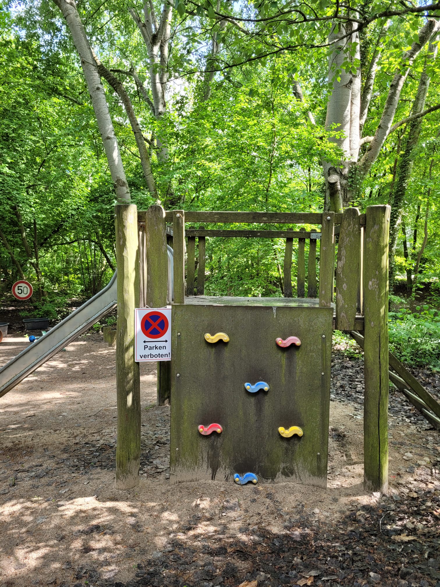 Kletterwand mit bunten Griffen im Garten