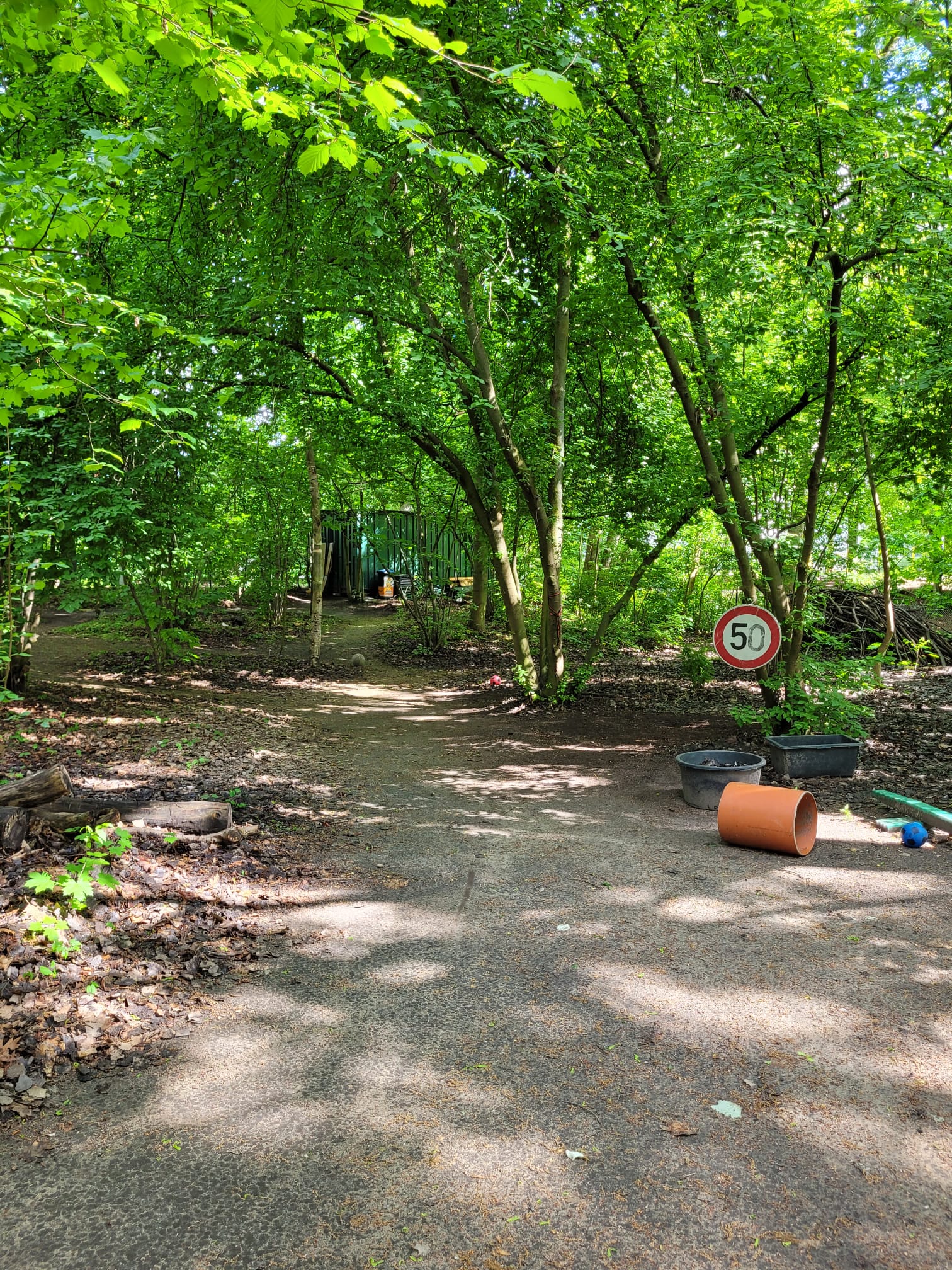 Wege durch den naturnahen Garten der Penthaus Kita