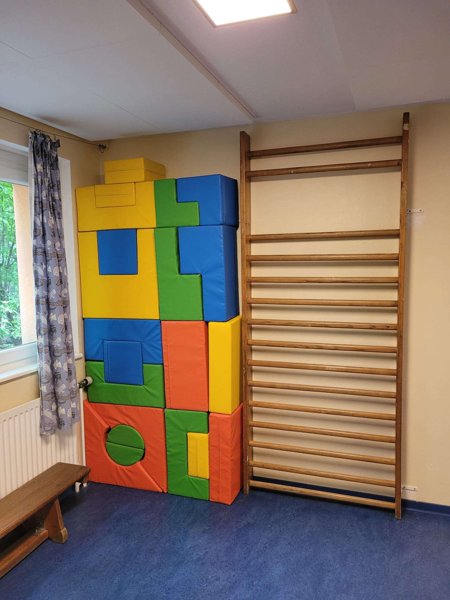Bewegungsraum mit Sprossenwand und Bauelementen
