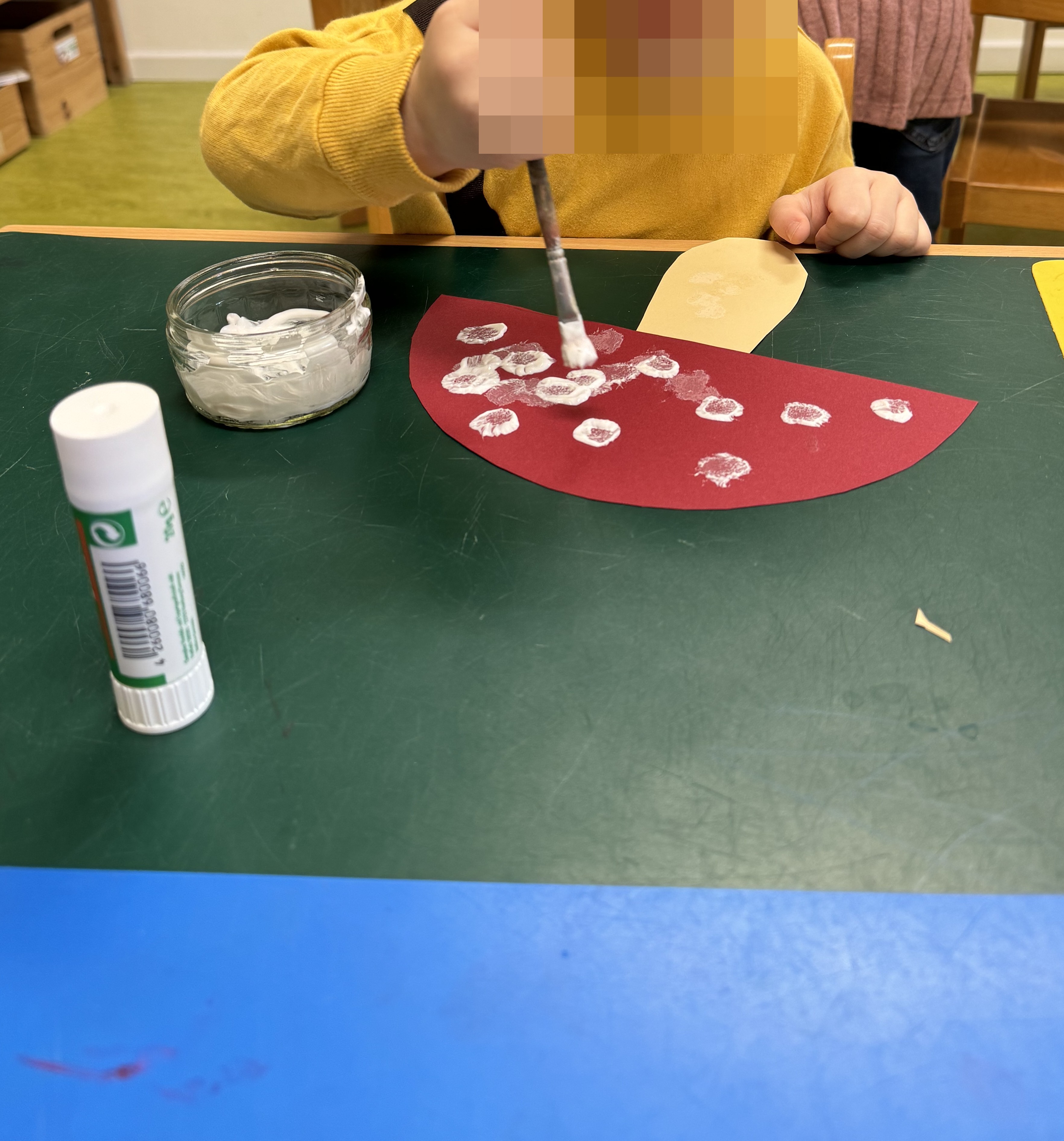 Kreatives Drucken und Stempeln mit Farbe