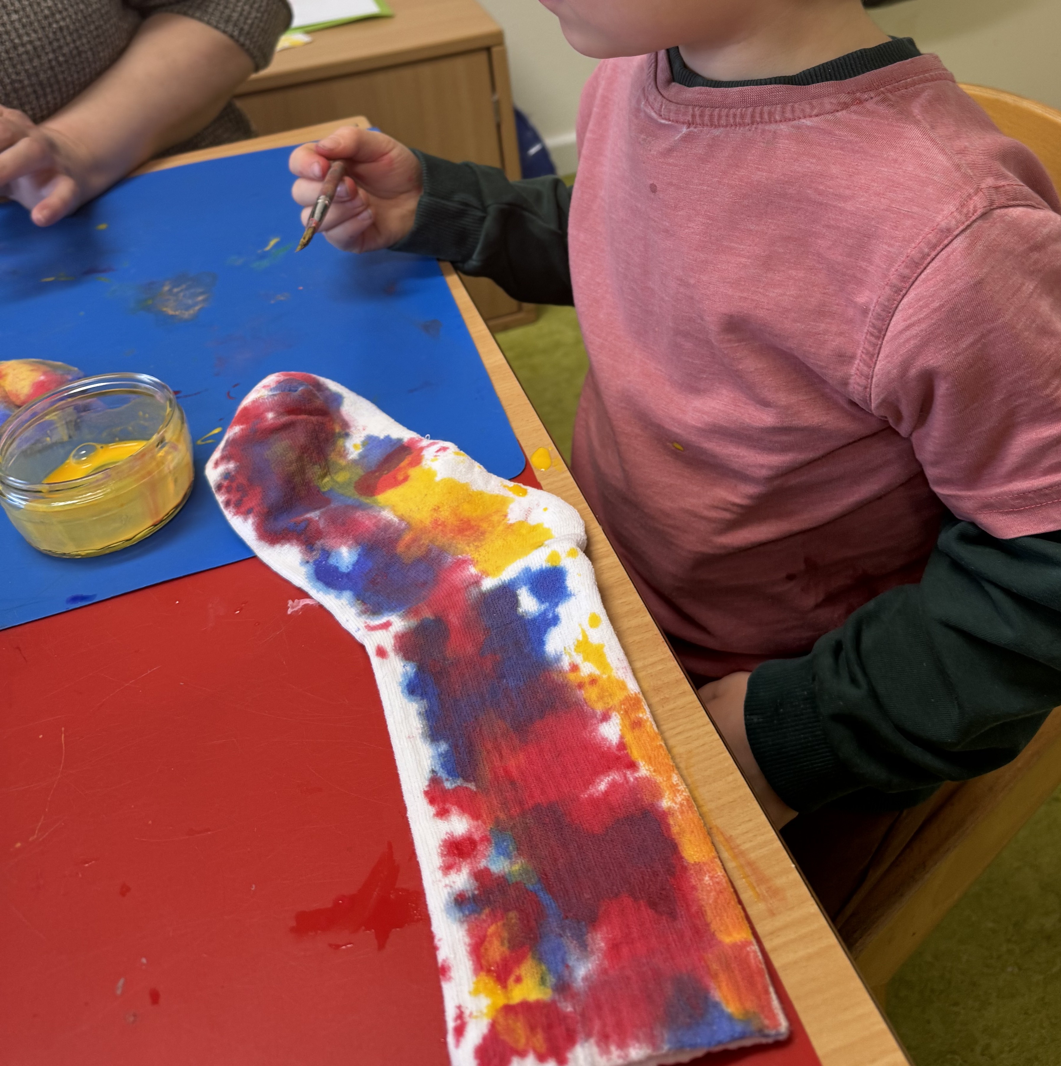 Kinder experimentieren mit Farben