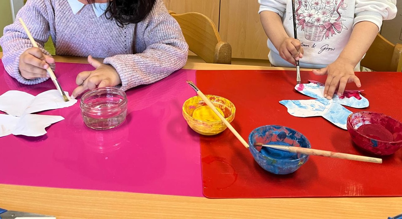 Kreatives Basteln mit Kleber und Papier