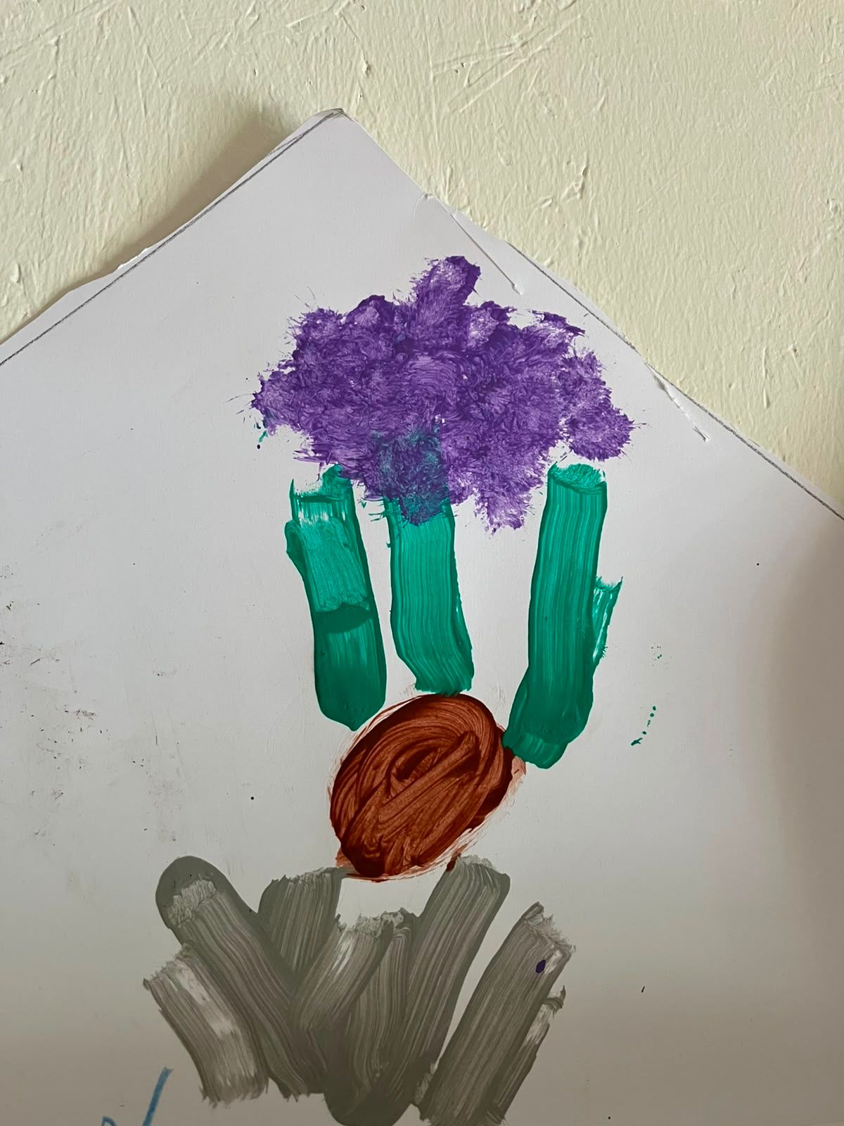 Gemalte Blume aus Handabdr&uuml;cken in Lila und Gr&uuml;n