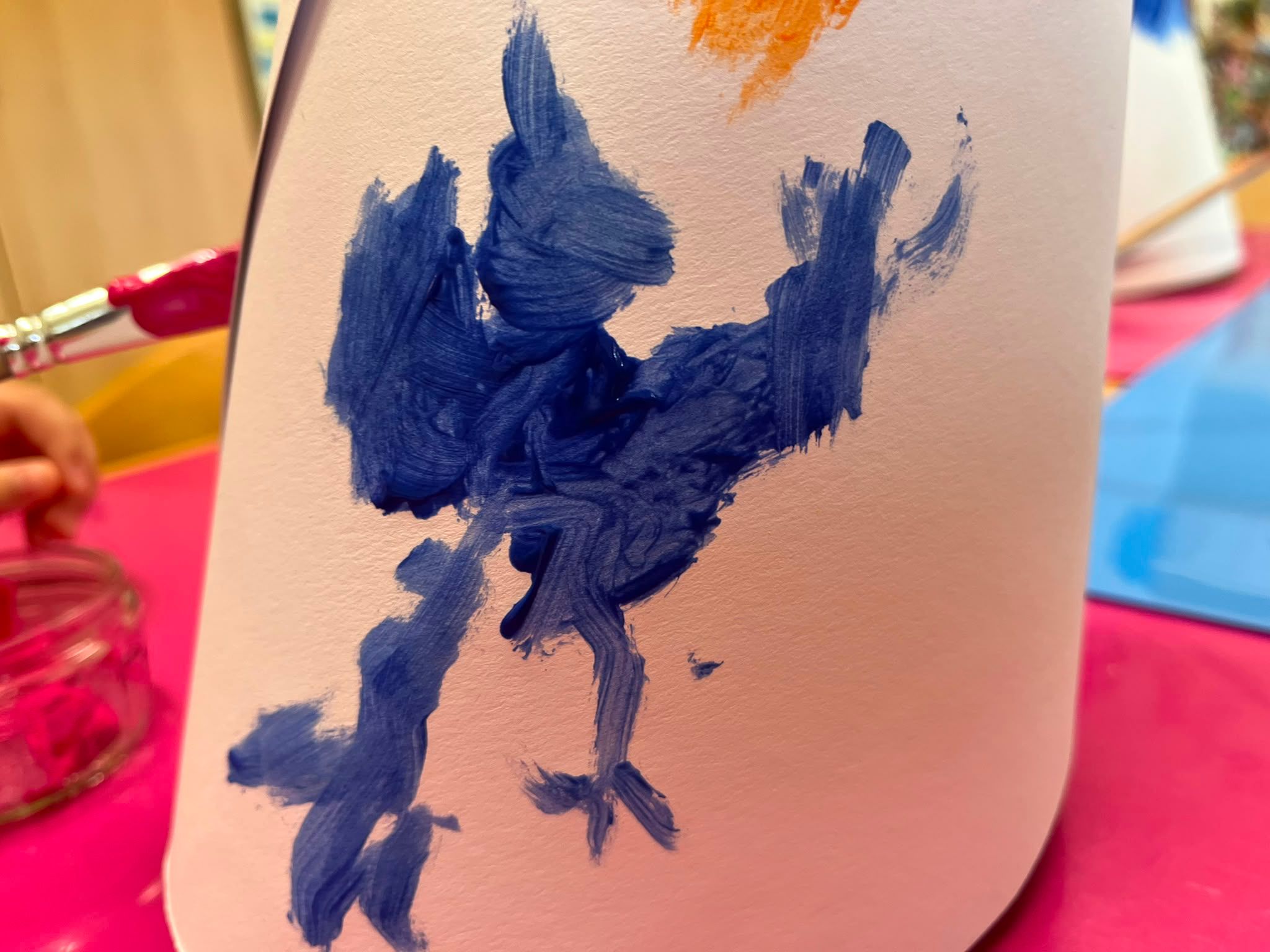 Mit blauer Farbe bemalter Hocker