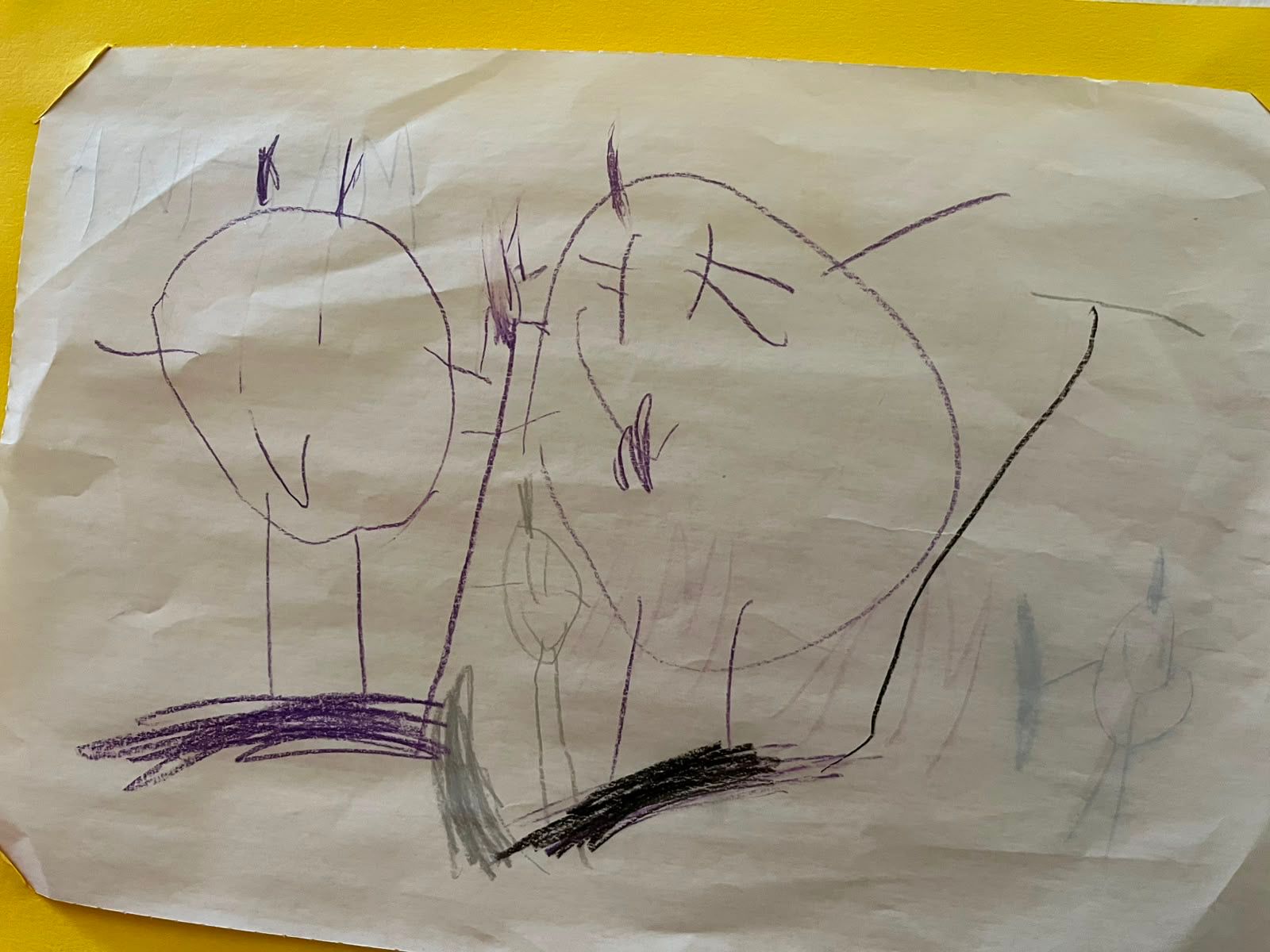 Kinderzeichnung mit Buntstift auf Papier